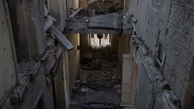 Blick in ein zerstörtes Gebäude in Charkiw, das nach einem russischen Angriff Anfang des Monats schwer beschädigt wurde. Blick in ein zerstörtes Gebäude in Charkiw, das nach einem russischen Angriff Anfang des Monats schwer beschädigt wurde.