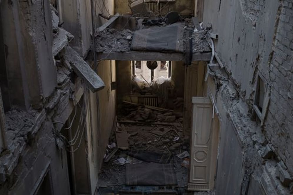 Blick in ein zerstörtes Gebäude in Charkiw, das nach einem russischen Angriff Anfang des Monats schwer beschädigt wurde.