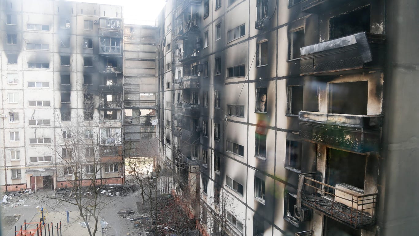 Zerstörte Wohnhäuser in Mariupol nach einem russischen Angriff (Archivbild): Die EU nennt diese Attacken auf die Zivilbevölkerung "Kriegsverbrechen."