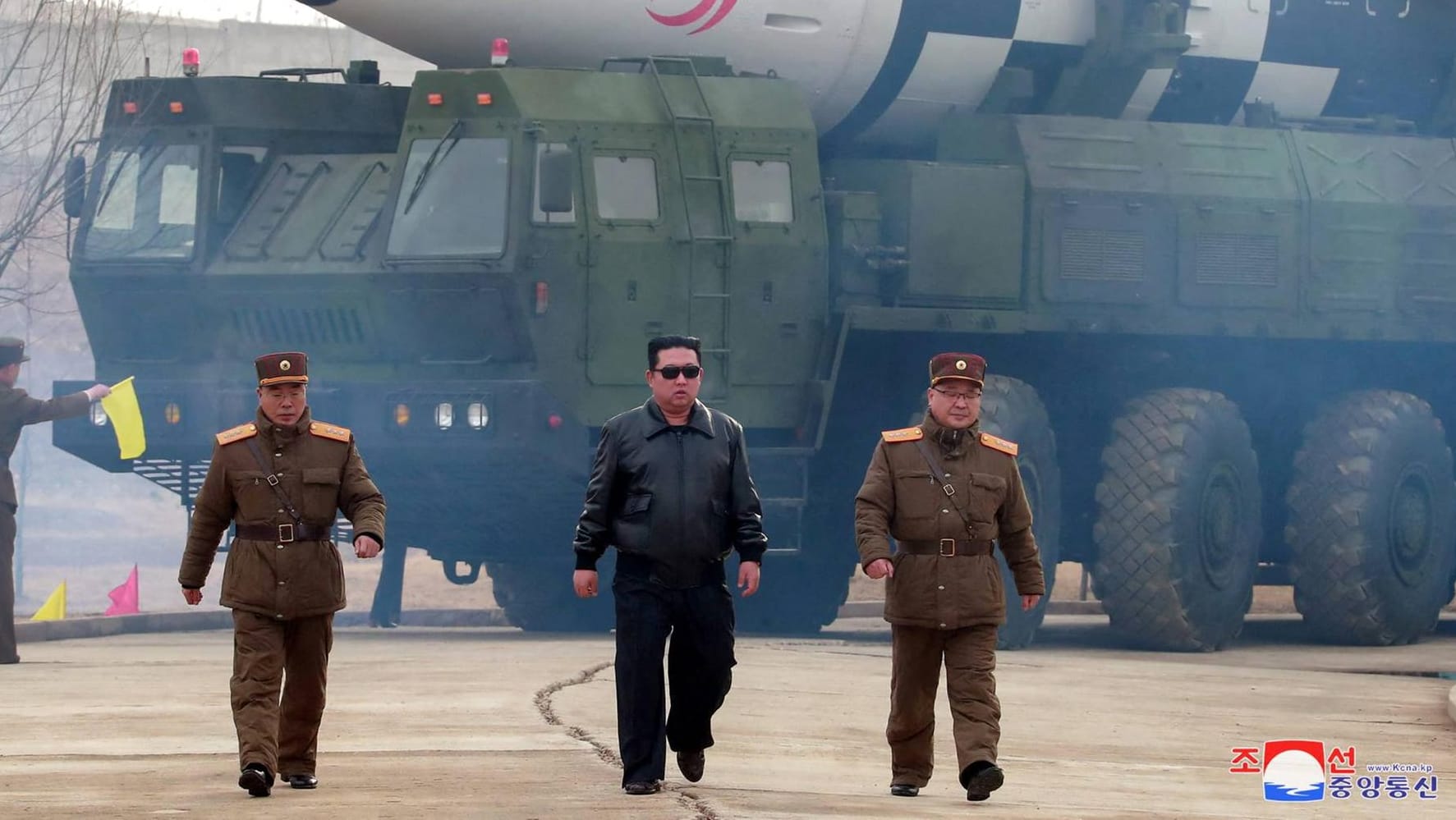 Nordkoreas Machthaber Kim Jong Un entfernt sich von einer Rakete, die angeblich ein neuer Typ sein soll.