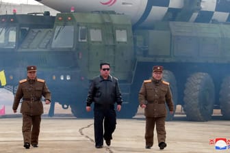 Nordkoreas Machthaber Kim Jong Un entfernt sich von einer Rakete, die angeblich ein neuer Typ sein soll.