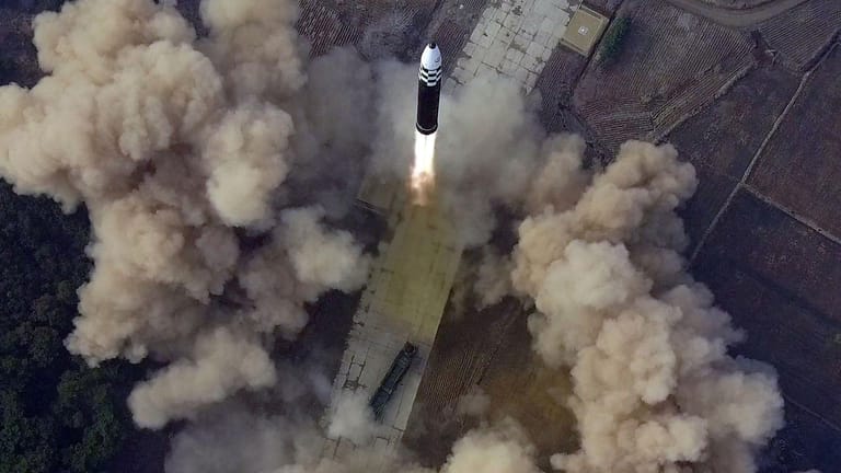 Dieses von der staatlichen nordkoreanischen Nachrichtenagentur KCNA zur Verfügung gestellte Bild zeigt den Test einer neuen ballistischen Interkontinentalrakete