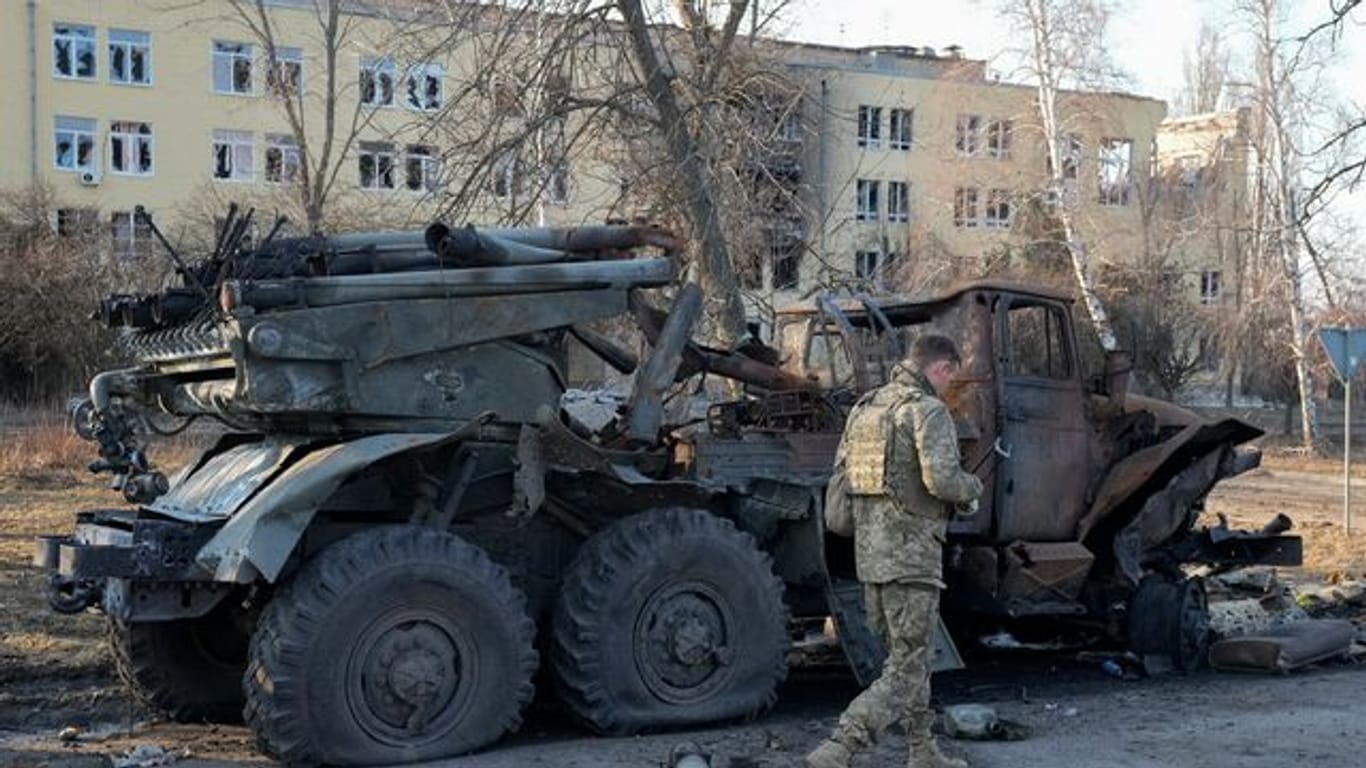 Ein ukrainischer Soldat geht in Charkiw an einem zerstörten russischen Artilleriesystem vorbei.