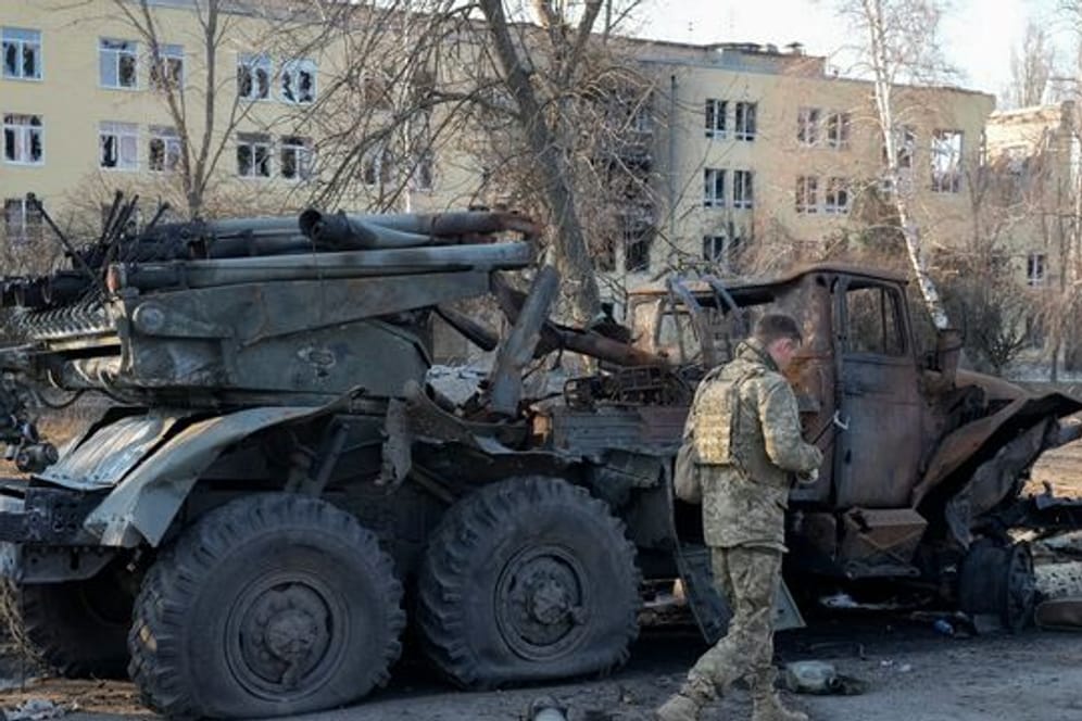 Ein ukrainischer Soldat geht in Charkiw an einem zerstörten russischen Artilleriesystem vorbei.