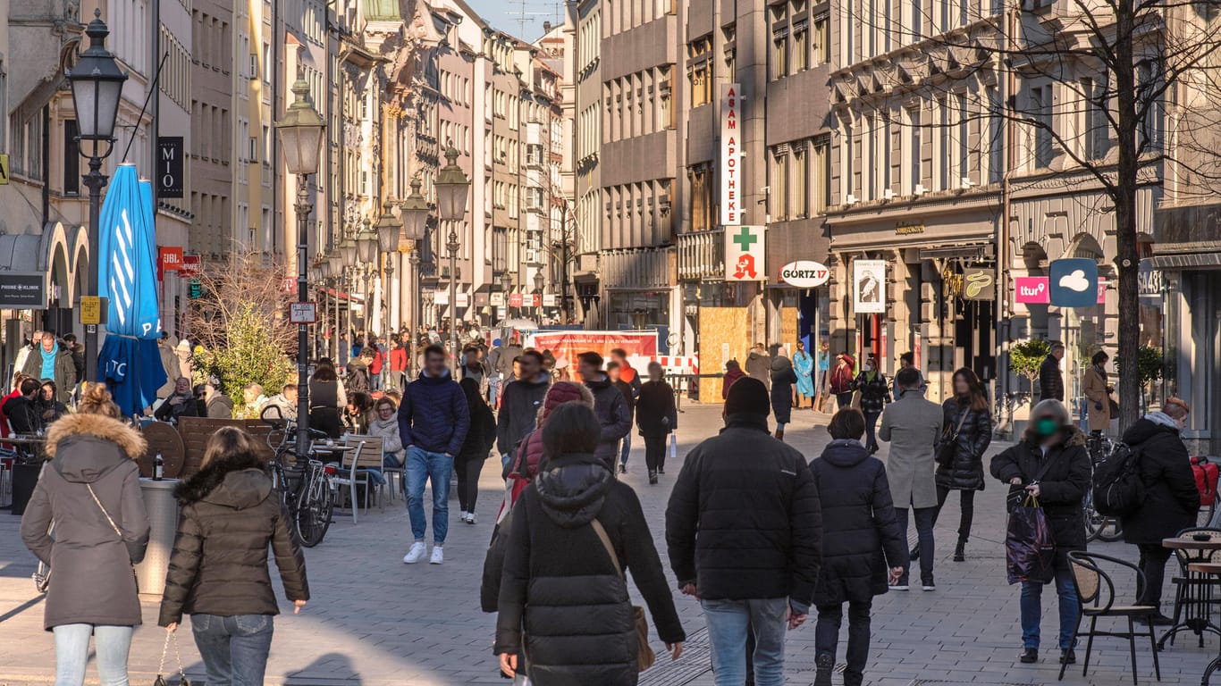 Menschen sind in der Münchner Innenstadt unterwegs (Symbolbild): Das Virus greift weiter um sich.