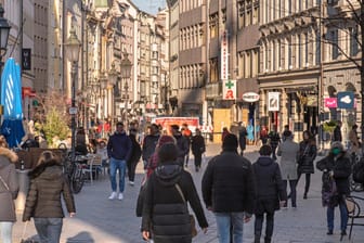 Menschen sind in der Münchner Innenstadt unterwegs (Symbolbild): Das Virus greift weiter um sich.