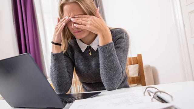 Gerade Frauen sind im Beruf oft zu selbstkritisch - dann sind Gegenmaßnahmen nötig.