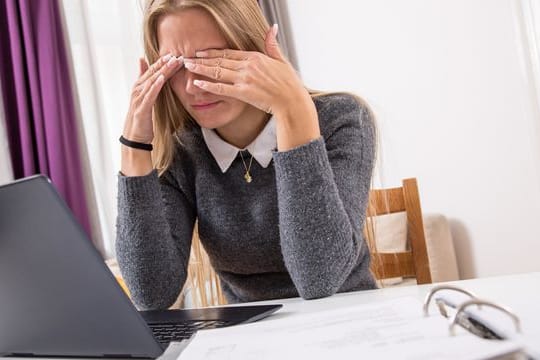 Gerade Frauen sind im Beruf oft zu selbstkritisch - dann sind Gegenmaßnahmen nötig.