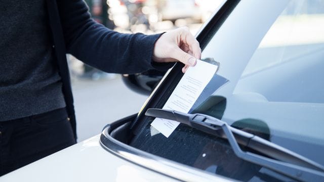 Knöllchen an der Scheibe: Was aber, wenn der Fahrer nicht bezahlt und der Halter gar nichts von der Verwarnung weiß?