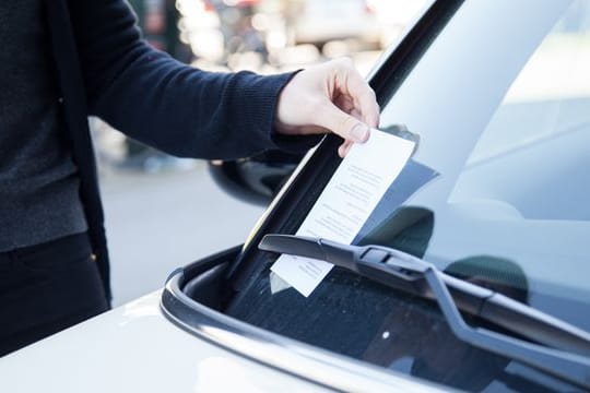 Knöllchen an der Scheibe: Was aber, wenn der Fahrer nicht bezahlt und der Halter gar nichts von der Verwarnung weiß?