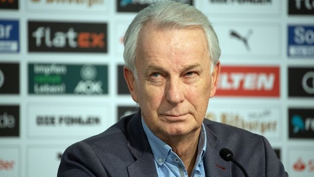 Rainer Bonhof, Vizepräsident von Borussia Mönchengladbach, während einer Pressekonferenz im Borussia-Park.