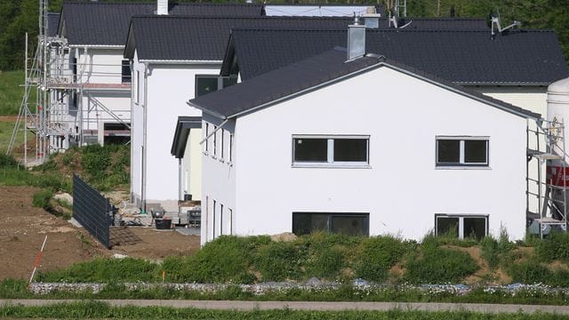 In Neubausiedlungen fallen sie auf: Immer häufiger sieht man in Häusern auch querliegende Fenster.