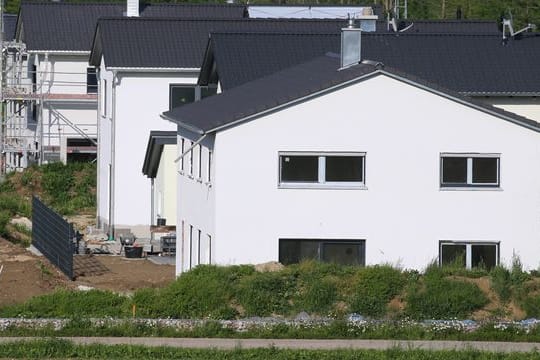 In Neubausiedlungen fallen sie auf: Immer häufiger sieht man in Häusern auch querliegende Fenster.