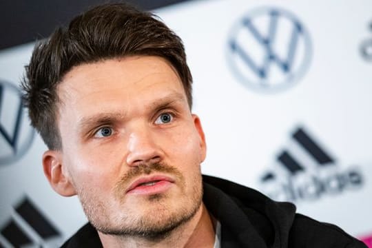 Assistenztrainer Danny Röhl nimmt an einer Pressekonferenz teil.