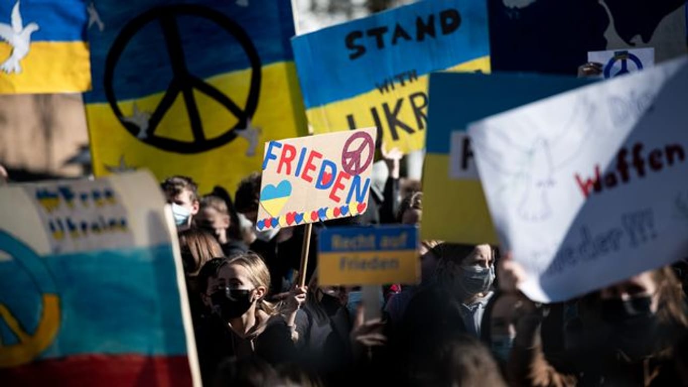 Viele Menschen in Deutschland solidarisieren sich bei Friedensdemonstrationen mit der Ukraine.