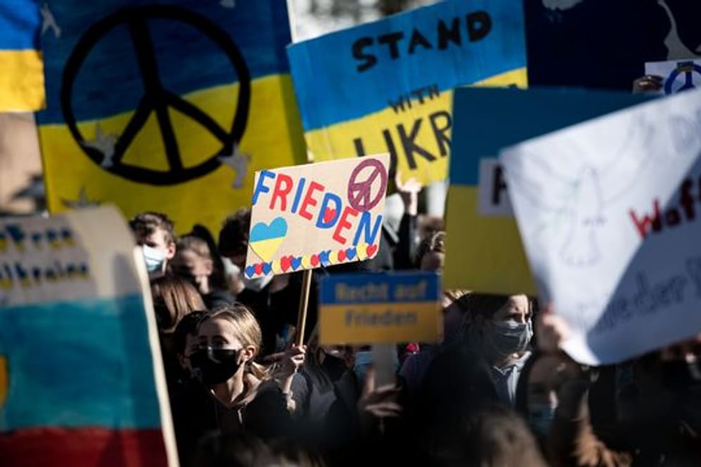 Viele Menschen in Deutschland solidarisieren sich bei Friedensdemonstrationen mit der Ukraine.