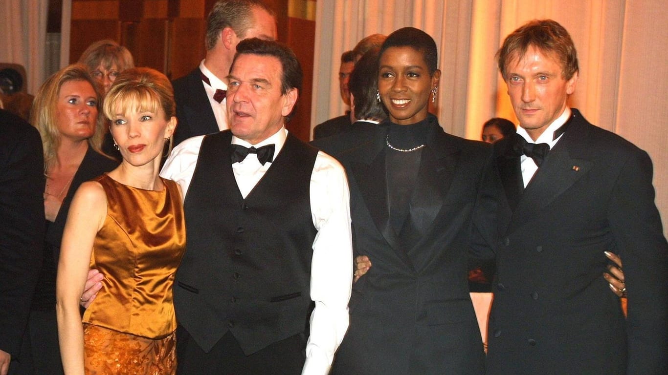 50. Bundespresseball in Berlin: Doris und Gerhard Schröder Seite an Seite mit Romney und Marius Müller-Westernhagen im Jahr 2001.