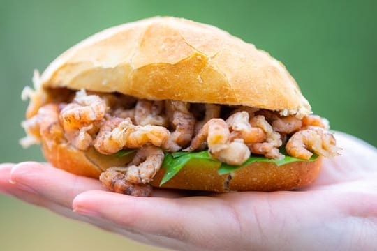 Fertiges Krabbenbrötchen (Symbolfoto): In diesem Sommer klagten Kunden über hohe Preise.