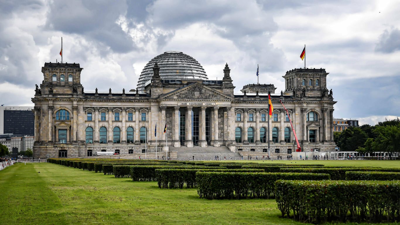 Das Reichstagsgebäude am Platz der Republik: 2015 spähten Hacker wochenlang unbemerkt das Netz des Bundestags aus.