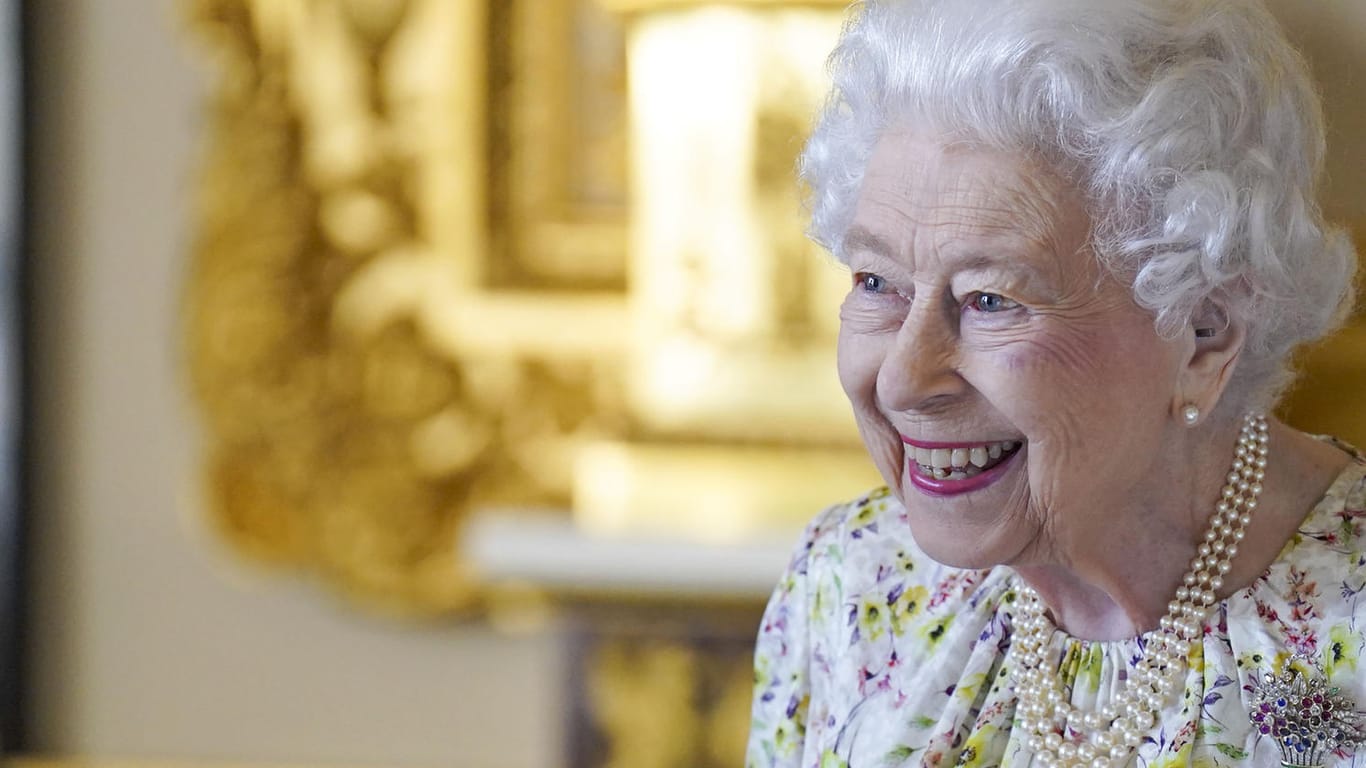 Strahlende Queen: Die britische Königin Elizabeth II. lächelt, als sie in Schloss Windsor eine Ausstellung von britischem Kunsthandwerk besichtigt.