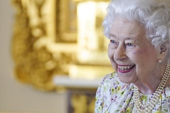 Strahlende Queen: Die britische Königin Elizabeth II. lächelt, als sie in Schloss Windsor eine Ausstellung von britischem Kunsthandwerk besichtigt.