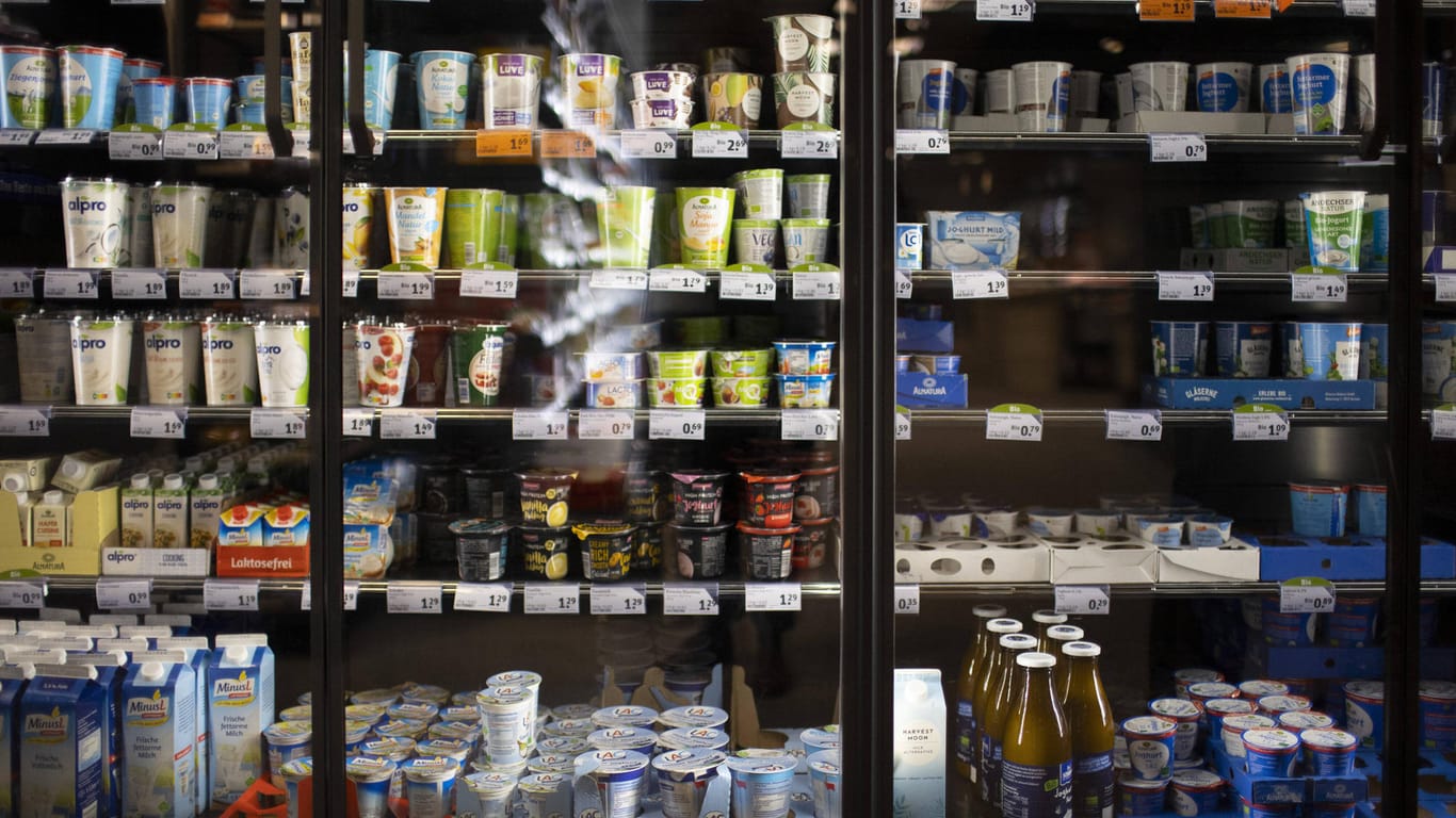 Kühlregal eines Supermarktes: Ein Ausfall des Stromnetzes würde eine Kettenreaktion mit weitreichenden Folgen auslösen.