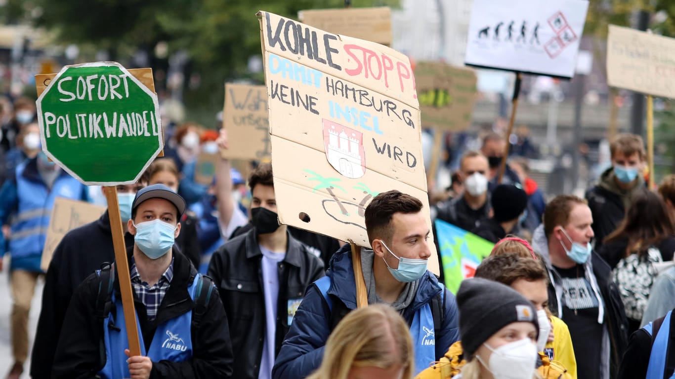 Demonstrierende bei einem Klimastreik in Hamburg (Archivbild): Die Willy-Brandt-Straße ist für den Streik den ganzen Tag gesperrt.