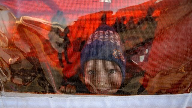 Dieser Junge hat es mit seiner Familie über die Grenze nach Rumänien geschafft - und damit in Sicherheit.