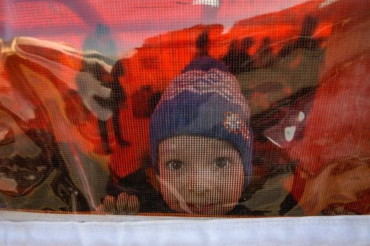 Dieser Junge hat es mit seiner Familie über die Grenze nach Rumänien geschafft - und damit in Sicherheit.