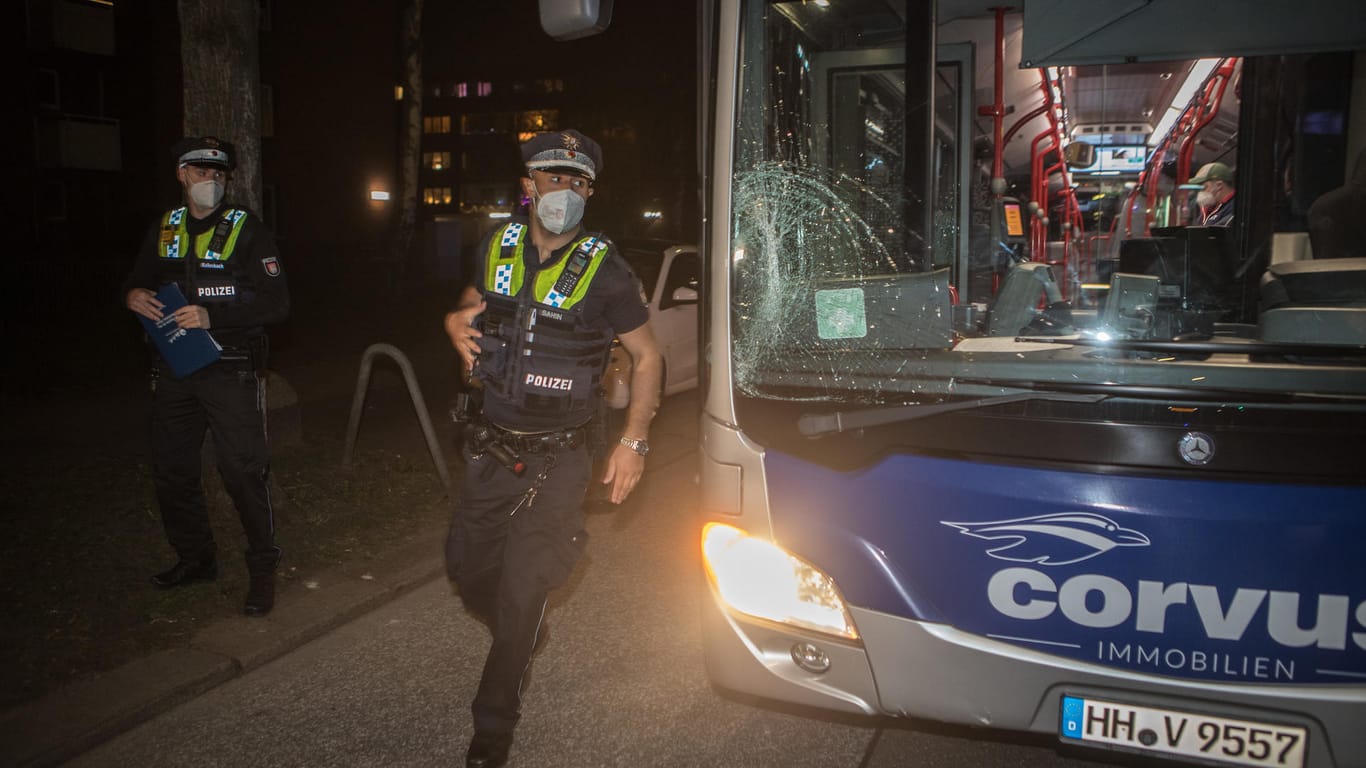 Polizisten neben dem beschädigten Linienbus: Der Busfahrer konnte nicht mehr rechtzeitig bremsen.