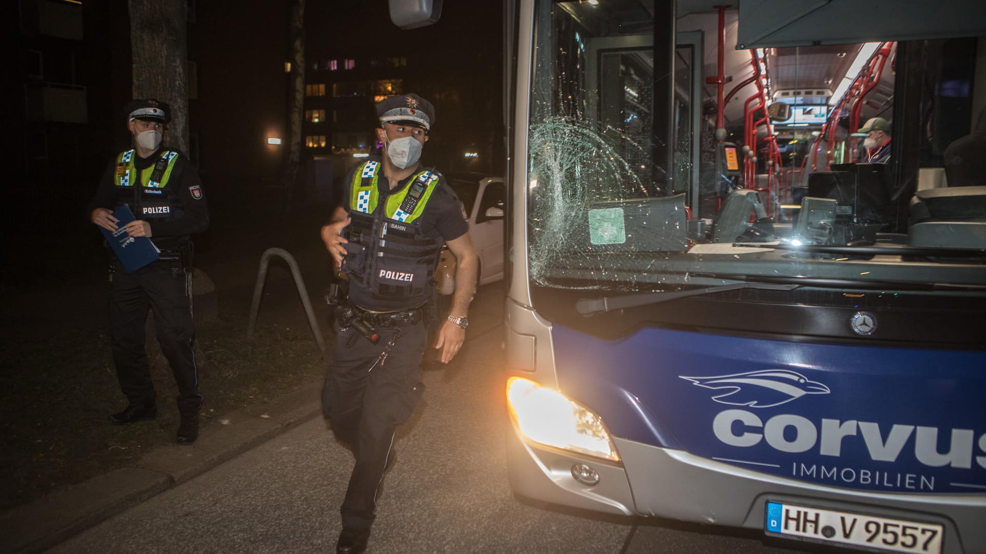 Polizisten neben dem beschädigten Linienbus: Der Busfahrer konnte nicht mehr rechtzeitig bremsen. Polizisten neben dem beschädigten Linienbus: Der Busfahrer konnte nicht mehr rechtzeitig bremsen.