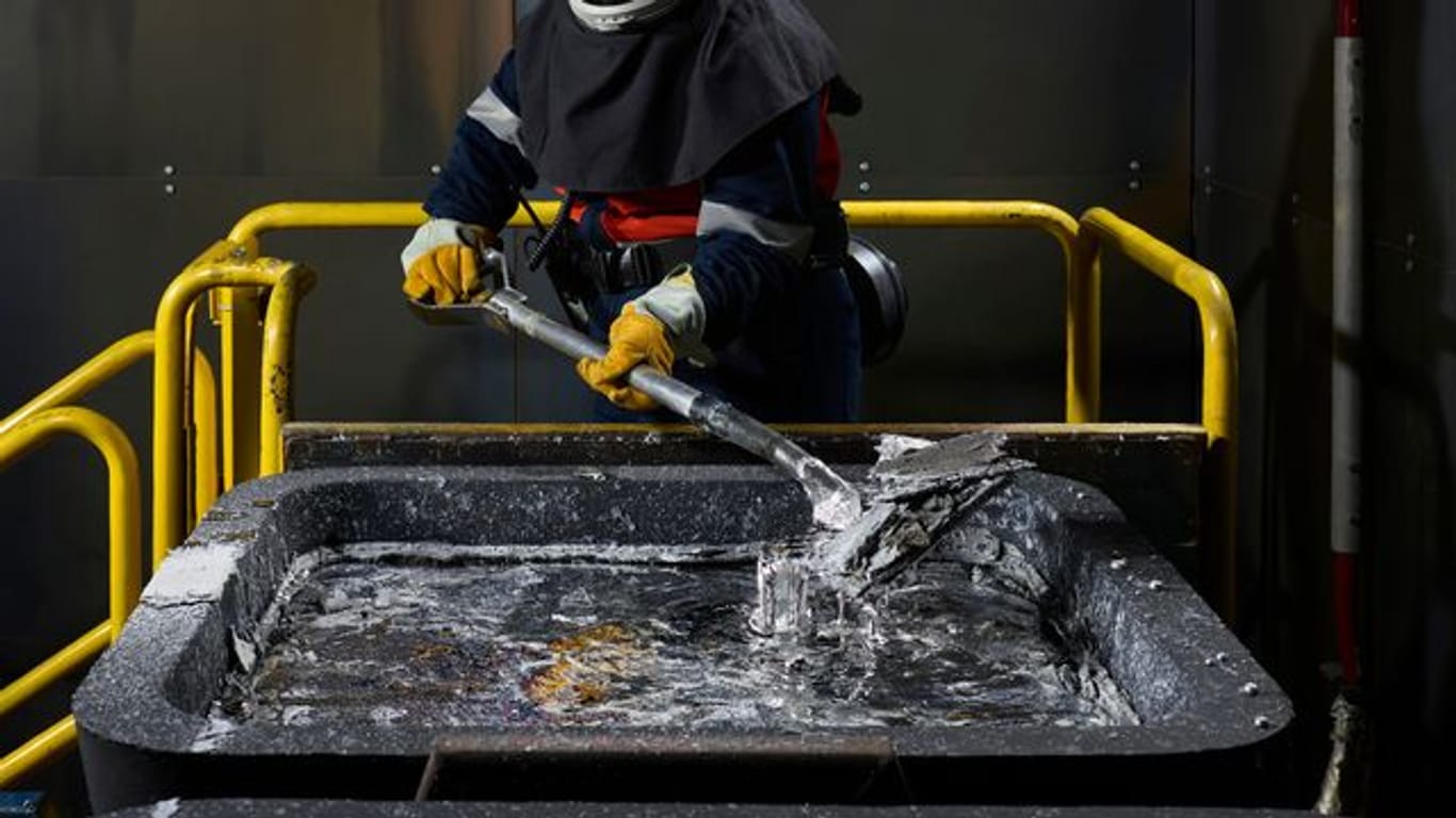 Eine Arbeiterin bei der Produktion von CO2-freiem Aluminium.