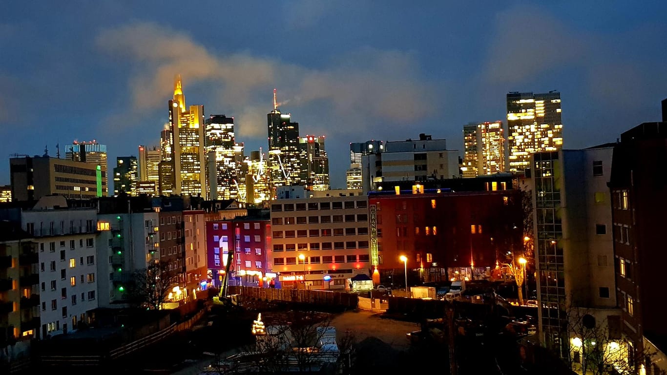Das Allerheiligenviertel bei Nacht: im Schatten der Frankfurter Skyline.