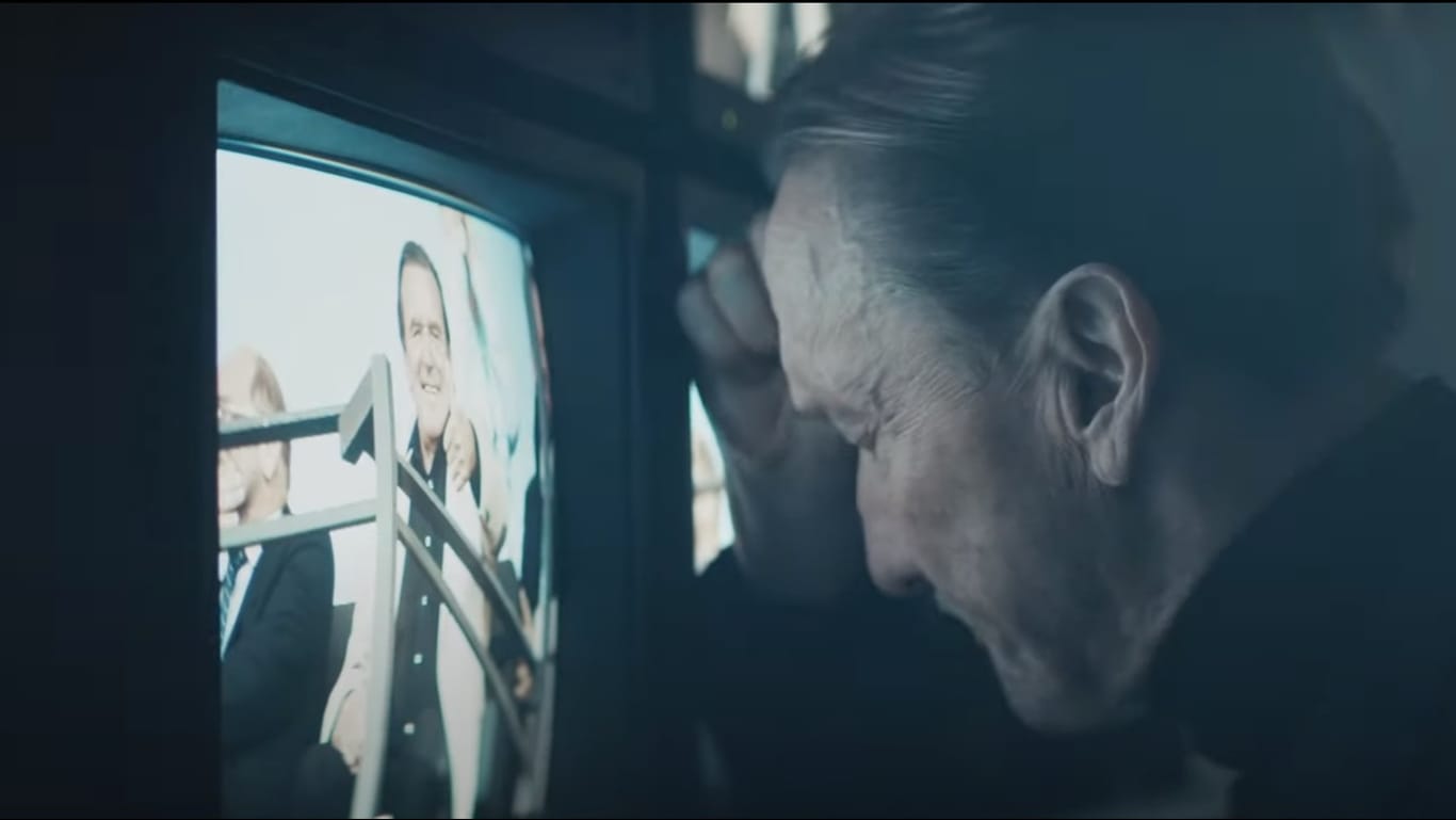 Schröder-Westernhagen-Szene: Aus dem offiziellen Musikvideo zu "Zeitgeist" von Marius Müller-Westernhagen.