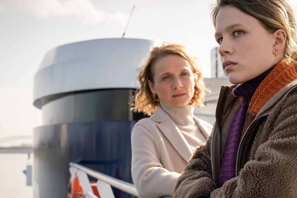 "Tatort: Hubertys Rache": Oberstaatsanwältin Dr. Svenja Poulsen (Christina Große) und ihre Tochter Amelie (Anna Bachmann) sind als Passagiere an Bord des Ausflugsschiffes.