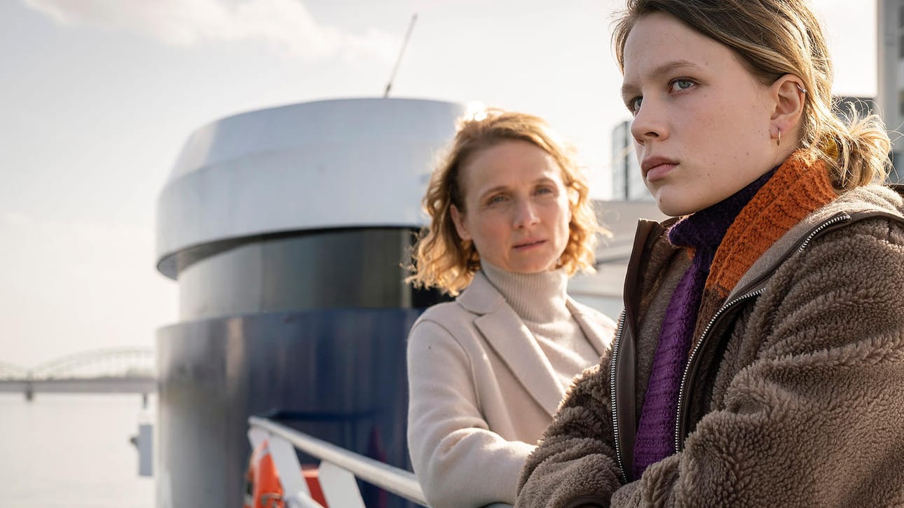 "Tatort: Hubertys Rache": Oberstaatsanwältin Dr. Svenja Poulsen (Christina Große) und ihre Tochter Amelie (Anna Bachmann) sind als Passagiere an Bord des Ausflugsschiffes.