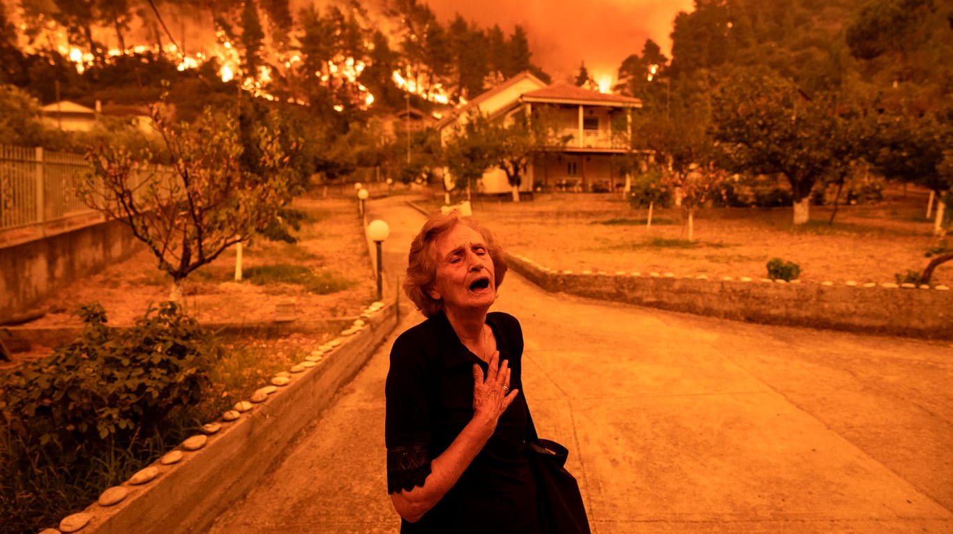 Das World Press Photo des Jahres aus Europa: Kritsiopi Panayiota (81) flüchtet, während sich ein Waldbrand ihrem Haus im Dorf Gouves auf der griechischen Insel Evia nähert.