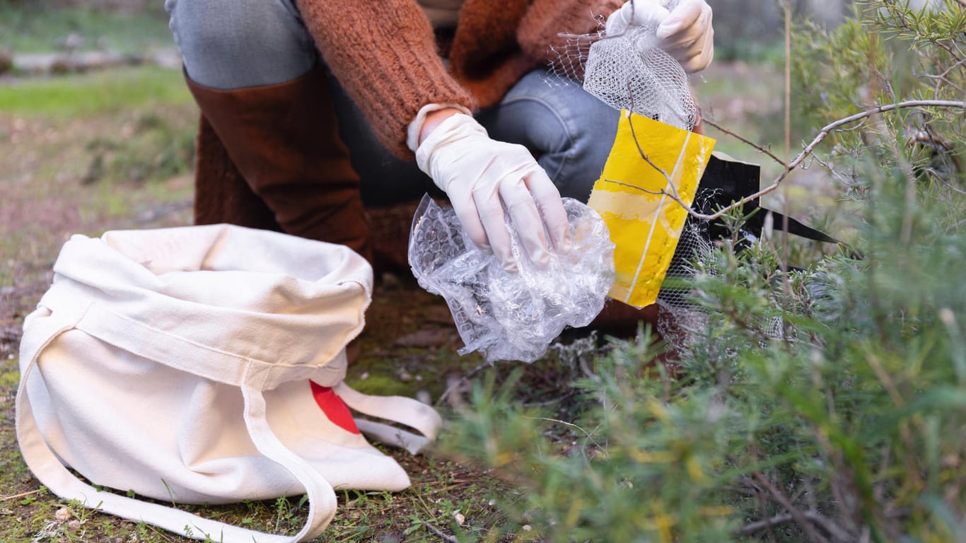 Eine Person sammelt Müll auf (Symbolbild): Bei der Aktion soll im ganzen Stadtgebiet aufgeräumt werden.