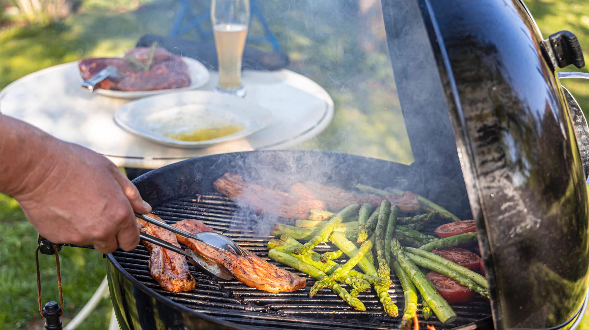 Bei Otto ist heute ein Holzkohle-Kugelgrill von Weber für unter 150 Euro im Angebot.