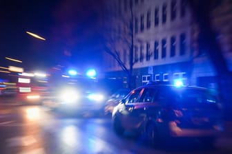 Polizeifahrzeuge und Krankenwagen in Berlin (Symbolbild): Ein Mann ist nach einer Schlägerei schwer verletzt worden.
