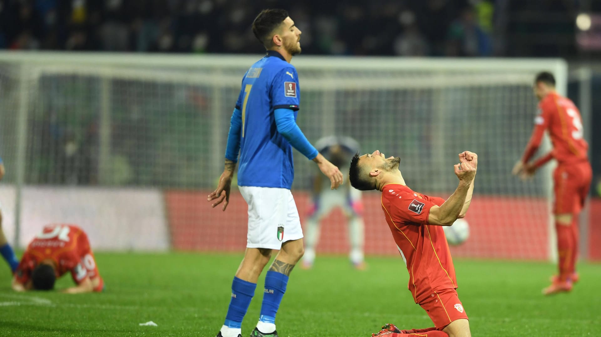 Die Sensation von Palermo: Italiens Lorenzo Pellegrini kann es nicht fassen, Nordmazedoniens Visar Musliu (r.) schreit seine Freude heraus.