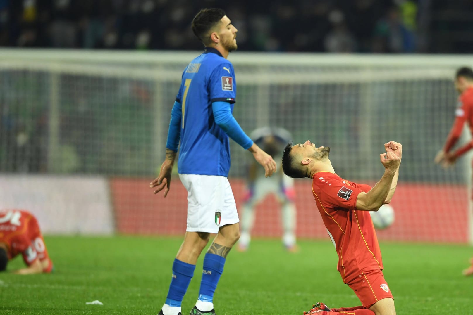 Die Sensation von Palermo: Italiens Lorenzo Pellegrini kann es nicht fassen, Nordmazedoniens Visar Musliu (r.) schreit seine Freude heraus.