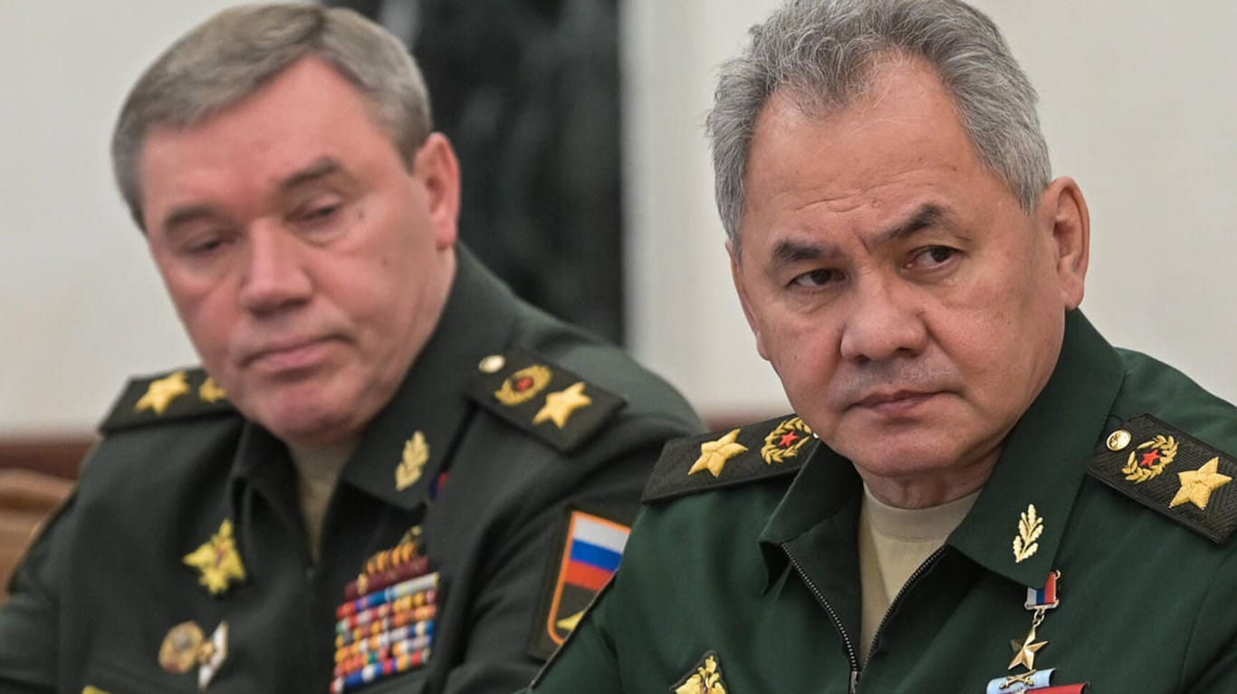 Waleri Gerassimow (l.) und Sergej Shoigu: Der Chef des Generalstabs und der Verteidigungsminister sind offenbar nicht nur aus der Öffentlichkeit verschwunden.