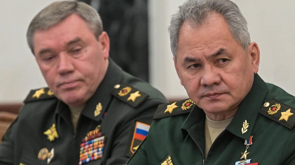 Waleri Gerassimow (l.) und Sergej Shoigu: Der Chef des Generalstabs und der Verteidigungsminister sind offenbar nicht nur aus der Öffentlichkeit verschwunden.