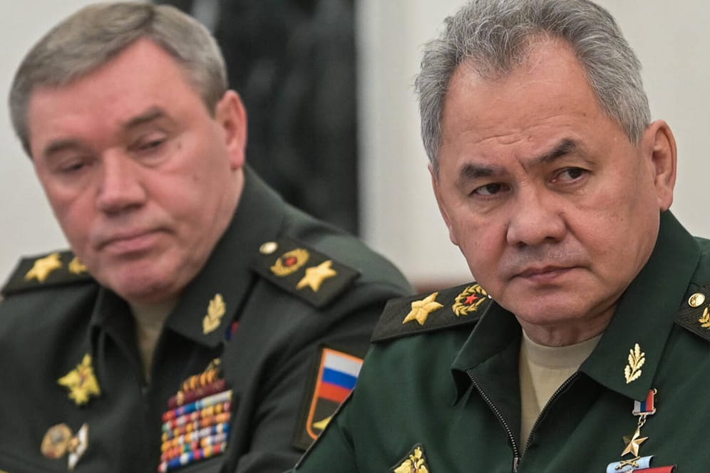 Waleri Gerassimow (l.) und Sergej Schoigu: Der Chef des Generalstabs und der Verteidigungsminister sind offenbar nicht nur aus der Öffentlichkeit verschwunden.