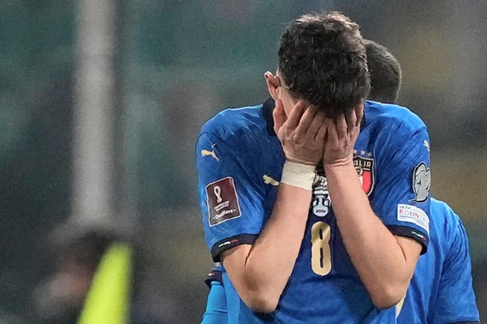 Italiens Jorginho: Der Mittelfeldspieler mag gar nicht mehr hingucken nach dem WM-Aus.
