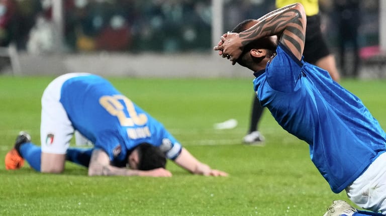 Italiens Spieler können es nicht fassen: Die Winter-WM in Katar werden sie verpassen.