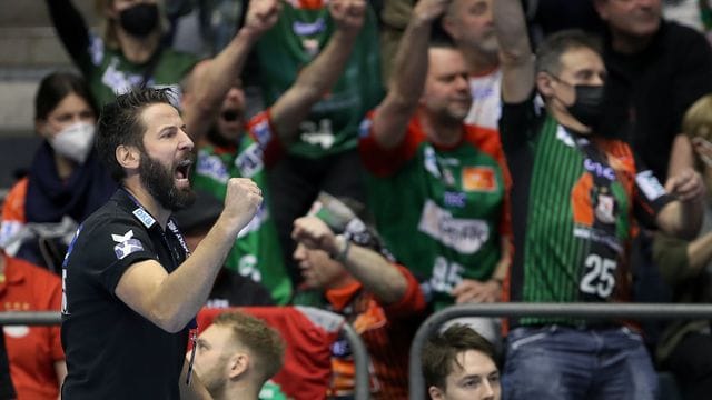 Der Magdeburger Trainer Bennet Wiegert jubelt über einen Treffer seiner Mannschaft.