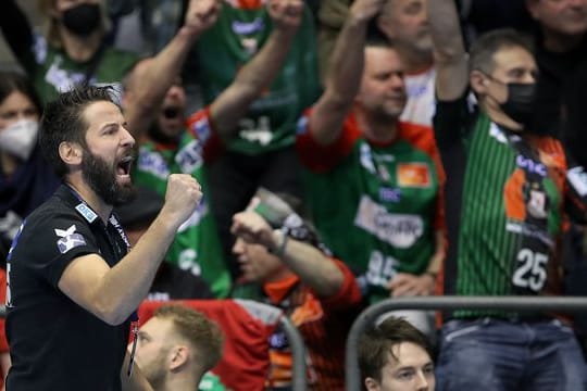 Der Magdeburger Trainer Bennet Wiegert jubelt über einen Treffer seiner Mannschaft.