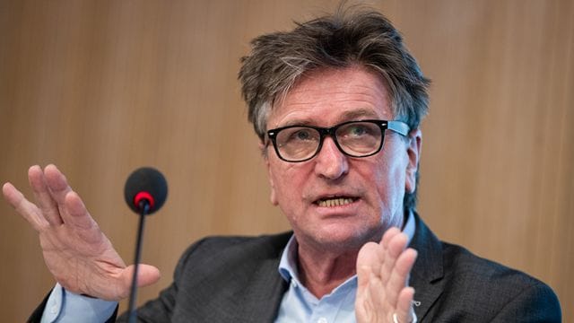 Manne Lucha (Bündnis 90/Die Grünen) bei der Regierungspressekonferenz: Für den Gesundheitsminister von Baden-Württemberg sind die Maßnahmen gegen Covid weiter wichtig.